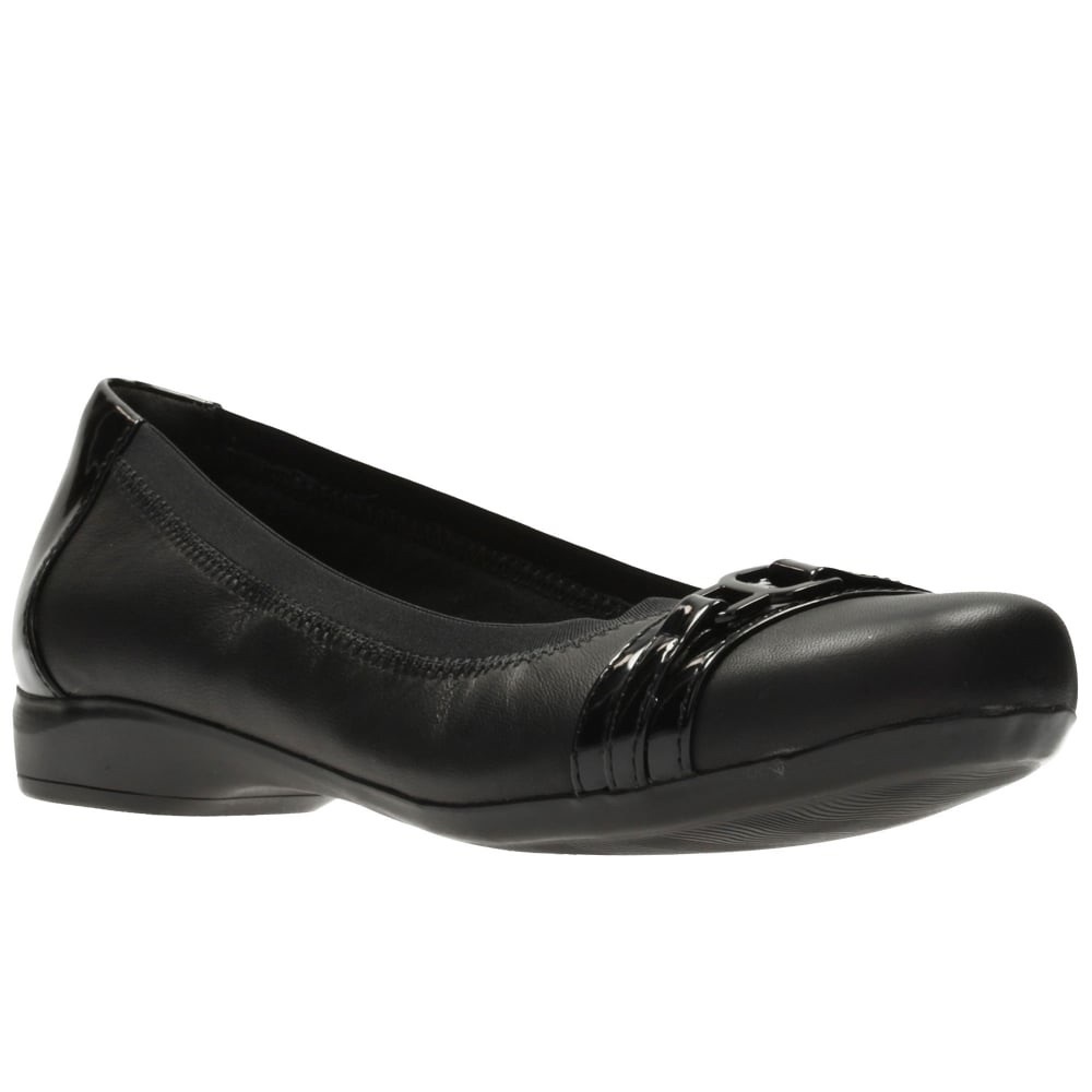 Clark’s Black leather Kinzie light flat 7.5